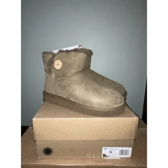 UGG Women's Size 10 Bailey Button II Sheepskin Ankle Snow Boots Hickory Brown - Picture 1 of 10